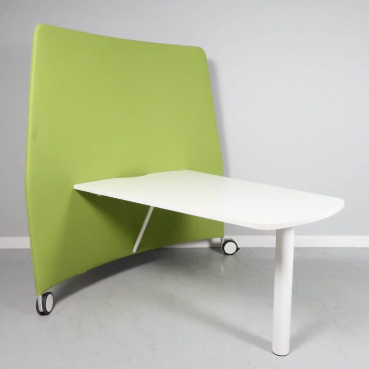 Begagnad arbetsstation Mobi från Abstracta. En golvskärm i grönt och grått på hjul med ett vit bord fäst vid sidan.