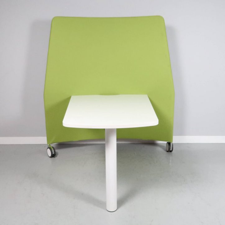 Begagnad arbetsstation Mobi från Abstracta. En golvskärm i grönt och grått på hjul med ett vit bord fäst vid sidan.