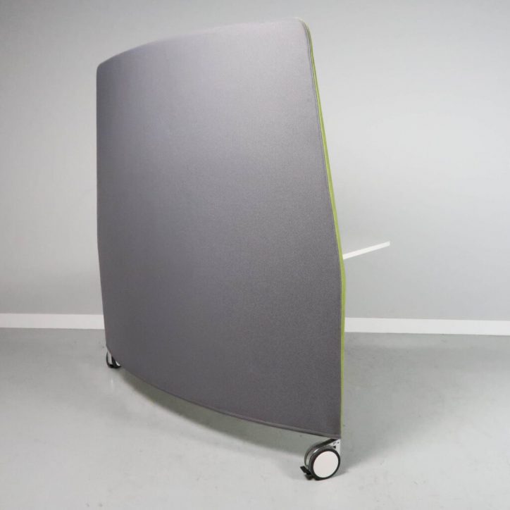 Begagnad arbetsstation Mobi från Abstracta. En golvskärm i grönt och grått på hjul med ett vit bord fäst vid sidan.