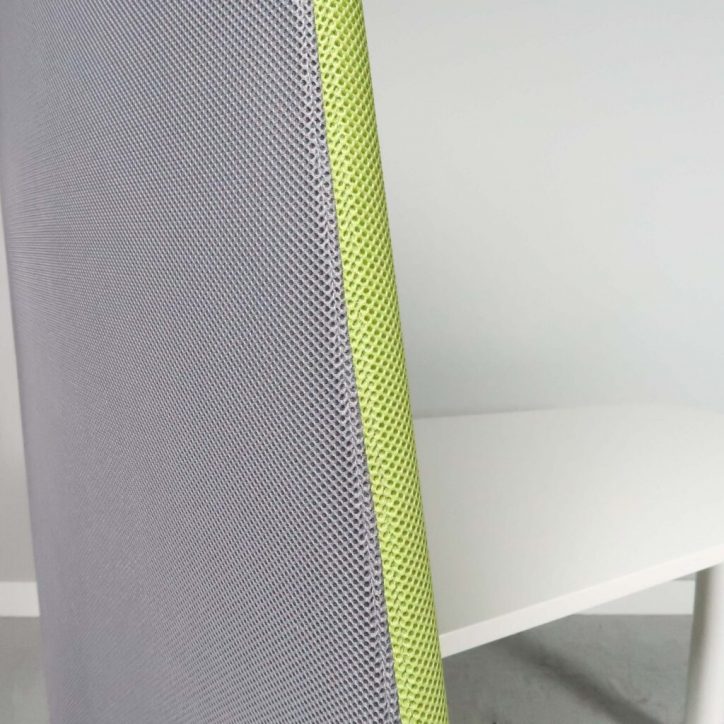 Begagnad arbetsstation Mobi från Abstracta. En golvskärm i grönt och grått på hjul med ett vit bord fäst vid sidan.