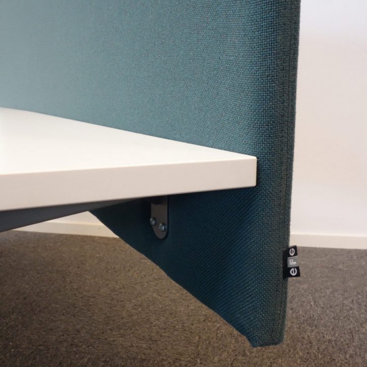 begagnad bordsskärm ifrån EFG, modellen tab i en stilren design med ett snyggt tyg i mörkgrönt.