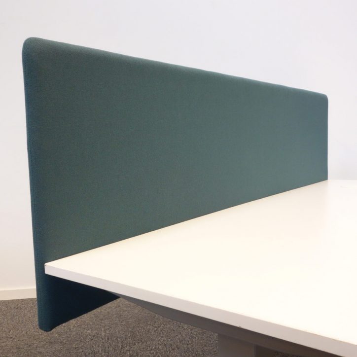 begagnad bordsskärm ifrån EFG, modellen tab i en stilren design med ett snyggt tyg i mörkgrönt.