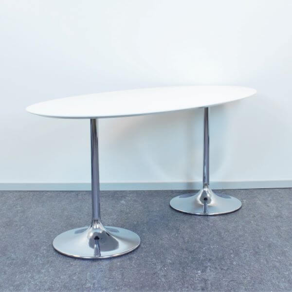 Begagnat konferensbord i vitt och krom, en ellipsformad skiva med fasad kant och trumpetstativ. Ett nätt bord med en speciell design.