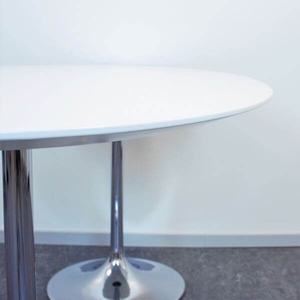 Begagnat konferensbord i vitt och krom, en ellipsformad skiva med fasad kant och trumpetstativ. Ett nätt bord med en speciell design.