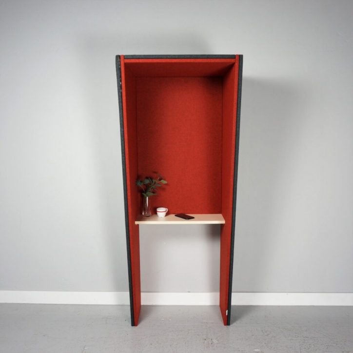 Begagnad telefonbås Limbus Hood från Glimåkra. Limbus Hood är ett vägghängt telefonbås som riktar sig till det aktivitetsbaserade kontoret. Askskiva för smidig avlastning. Mörkgrå och rött filttyg