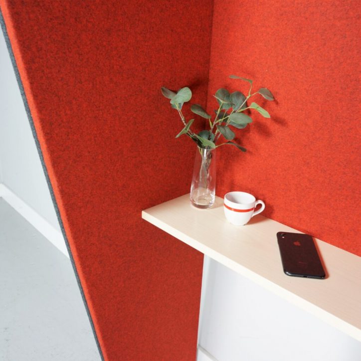 Begagnad telefonbås Limbus Hood från Glimåkra. Limbus Hood är ett vägghängt telefonbås som riktar sig till det aktivitetsbaserade kontoret. Askskiva för smidig avlastning. Mörkgrå och rött filttyg