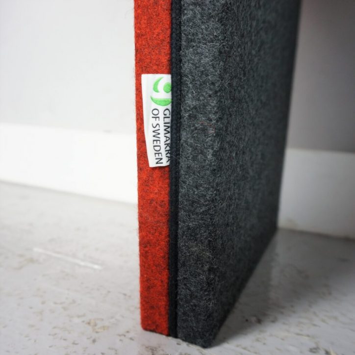 Begagnad telefonbås Limbus Hood från Glimåkra. Limbus Hood är ett vägghängt telefonbås som riktar sig till det aktivitetsbaserade kontoret. Askskiva för smidig avlastning. Mörkgrå och rött filttyg