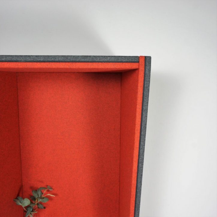 Begagnad telefonbås Limbus Hood från Glimåkra. Limbus Hood är ett vägghängt telefonbås som riktar sig till det aktivitetsbaserade kontoret. Askskiva för smidig avlastning. Mörkgrå och rött filttyg