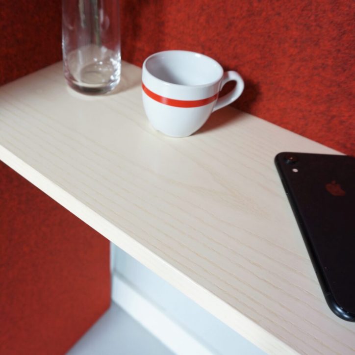 Begagnad telefonbås Limbus Hood från Glimåkra. Limbus Hood är ett vägghängt telefonbås som riktar sig till det aktivitetsbaserade kontoret. Askskiva för smidig avlastning. Mörkgrå och rött filttyg