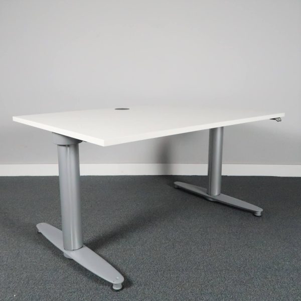 Höj & sänkbart skrivbord från Kinnarps, modell Serie-T. Ny skiva i vitt laminat.