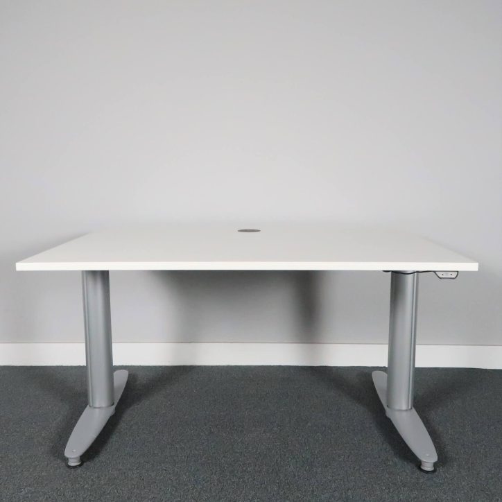 Höj & sänkbart skrivbord från Kinnarps, modell Serie-T. Ny skiva i vitt laminat.