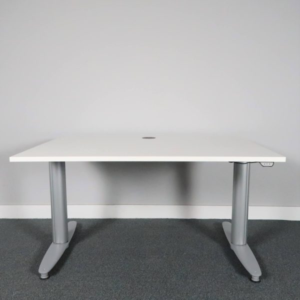 Höj & sänkbart skrivbord från Kinnarps, modell Serie-T. Ny skiva i vitt laminat.