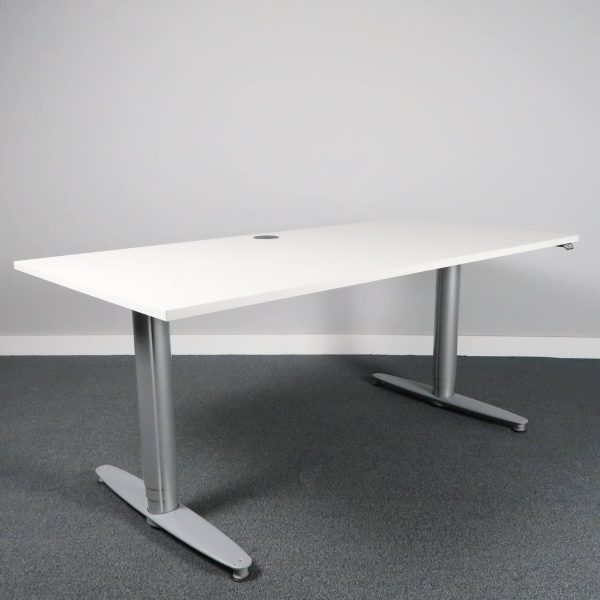 Höj & sänkbart skrivbord från Kinnarps, modell Serie-T. Ny skiva i vitt laminat.