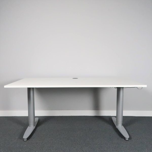 Höj & sänkbart skrivbord från Kinnarps, modell Serie-T. Ny skiva i vitt laminat.