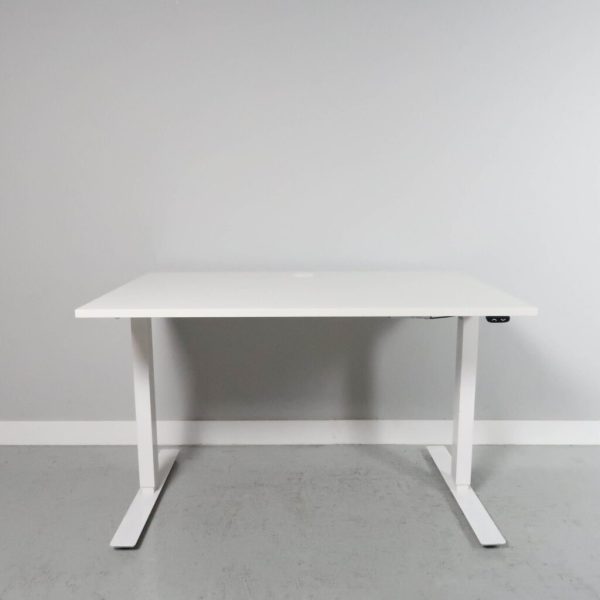 Begagnat höj och sänkbart skrivbord. Ny vit skiva med måtten 1200x800. Stativ i vitt.