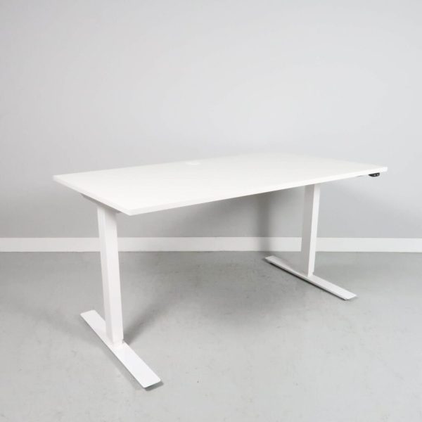Begagnat höj och sänkbart skrivbord. Ny vit skiva med måtten 1400x800. Stativ i vitt.