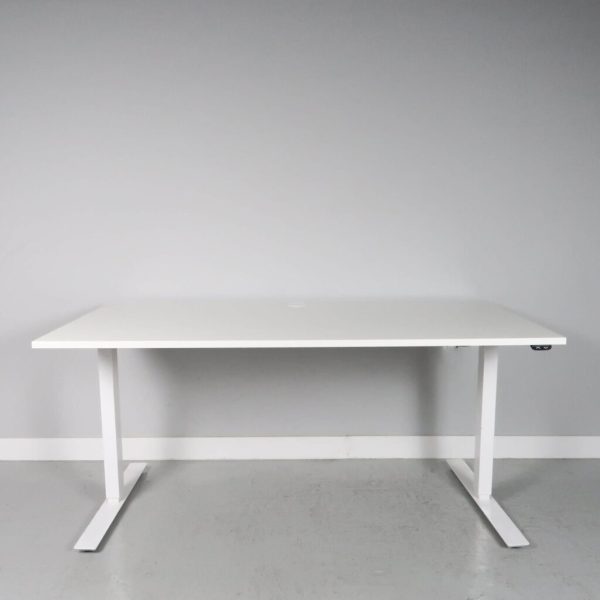 Begagnat höj och sänkbart skrivbord. Ny vit skiva med måtten 1600x800. Stativ i vitt.
