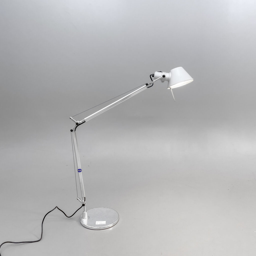 En modern skrivbordslampa i metall med en justerbar arm.