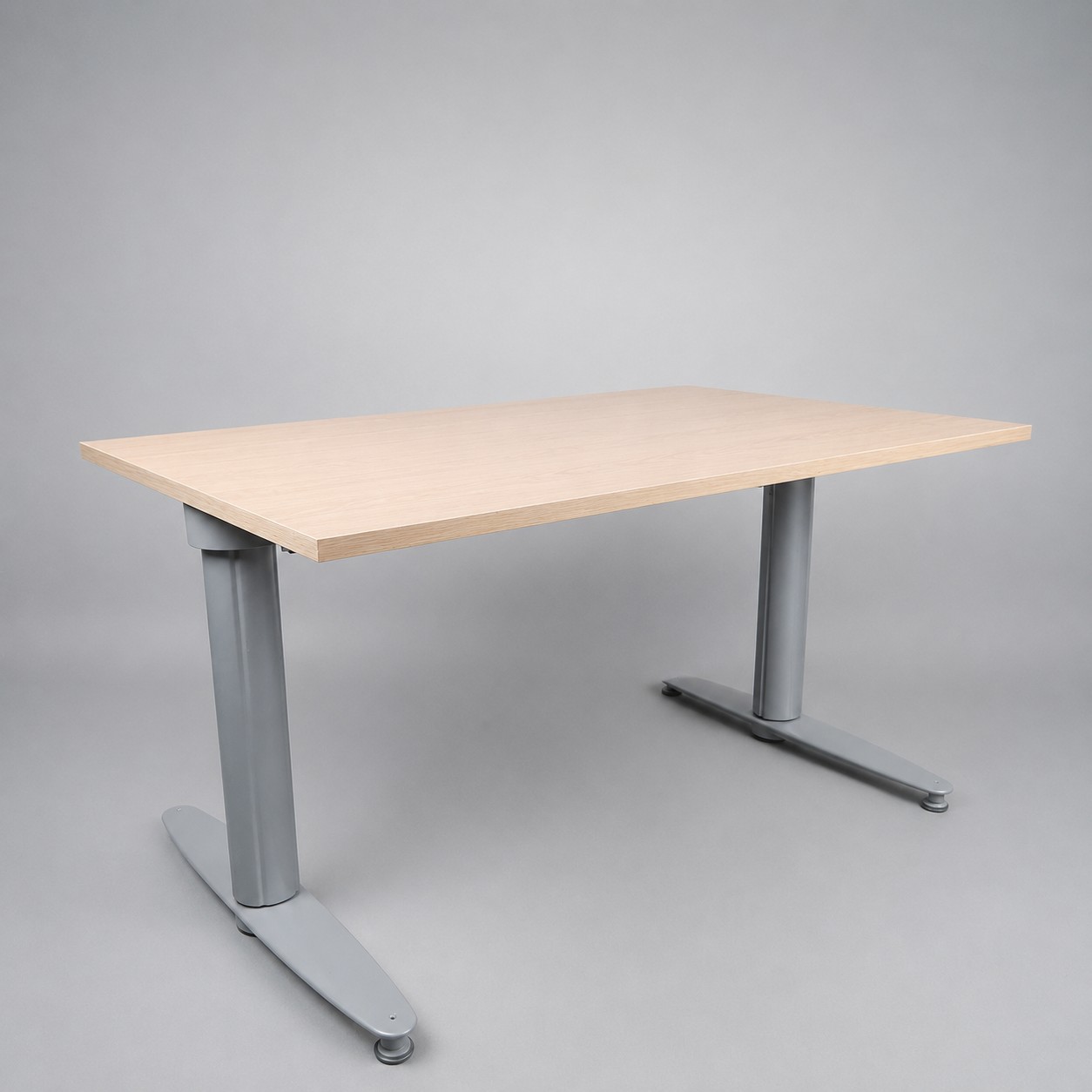 Höj- och sänkbart skrivbord Serie T 1200mm - ek