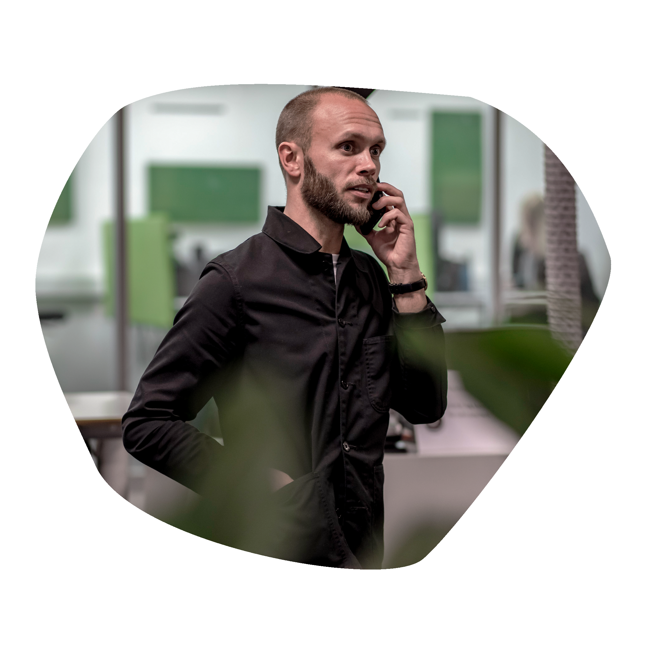 Man med koncentrerat uttryck pratar i mobiltelefon.