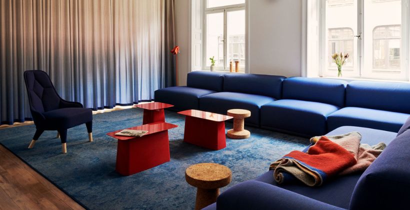 Modern inredning med starka färger hos Enklare Ekonomi AB