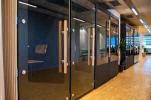 Flera poddar och telefonbås längs en vägg.