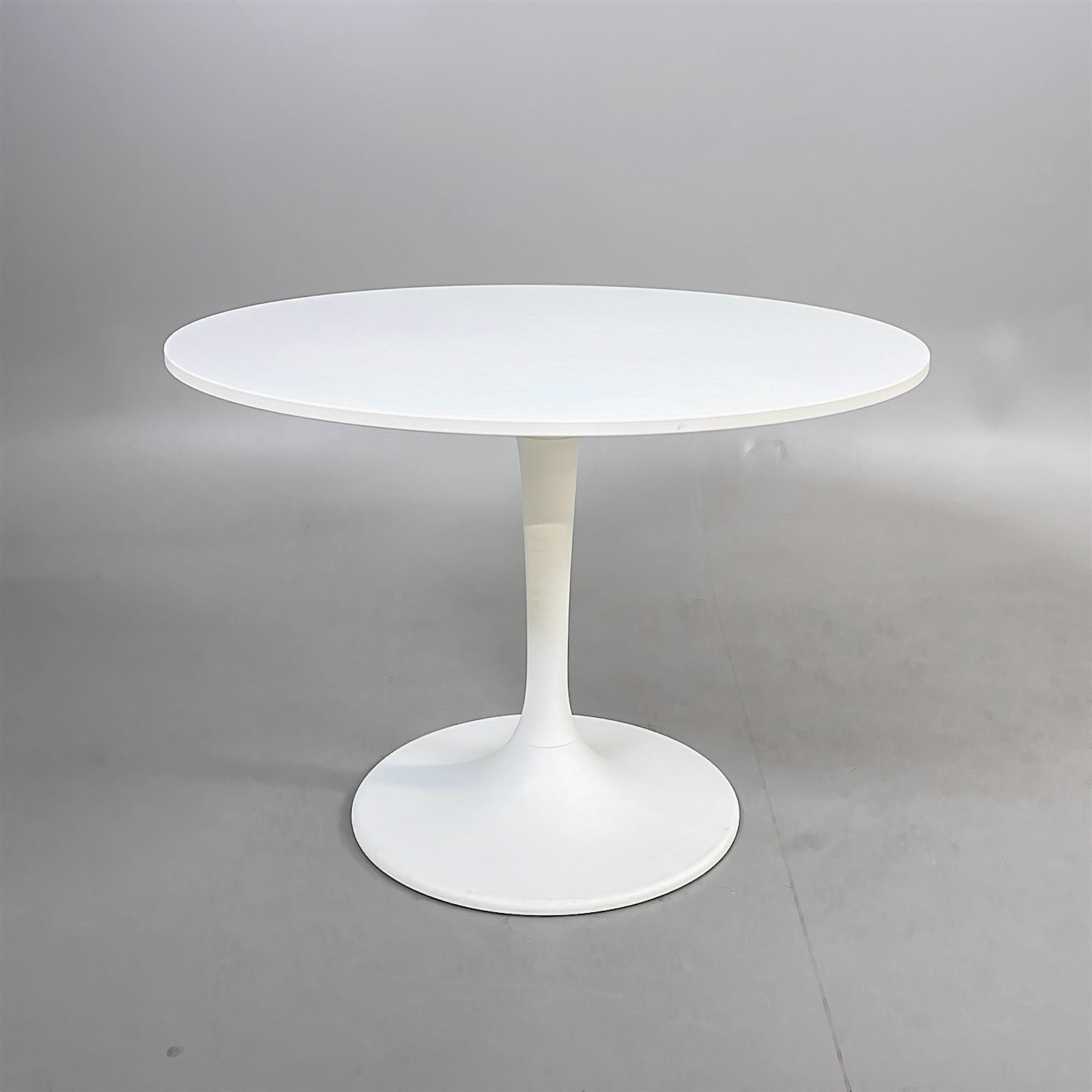 Begagnat cafébord IKEA Docksta - Rekomo.se