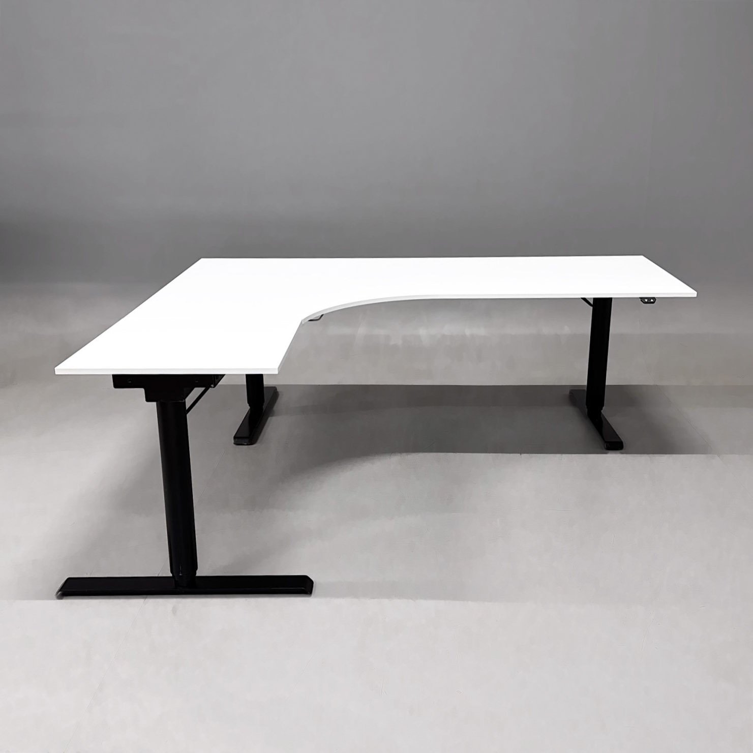 Höj- och sänkbart skrivbord vänster 2000x2000mm