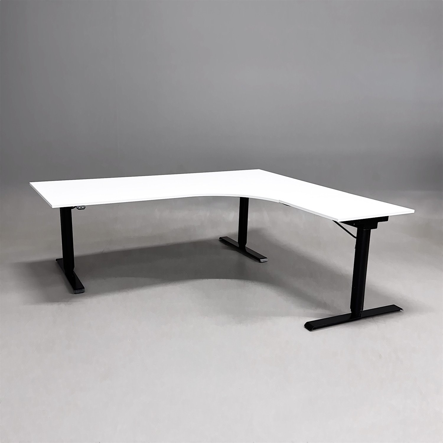 Höj- och sänkbart skrivbord höger 2000x2000mm