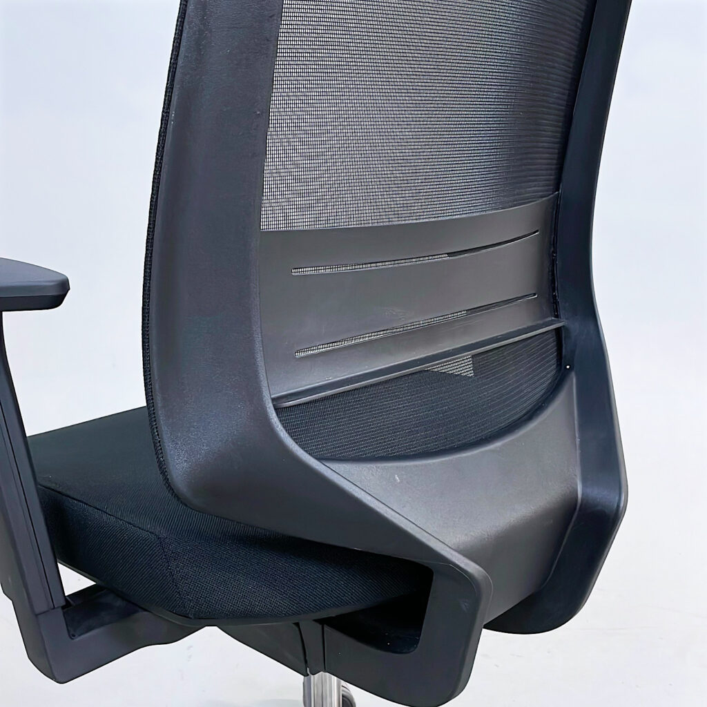 Kontorsstol med meshrygg och ergonomisk design, sedd bakifrån.