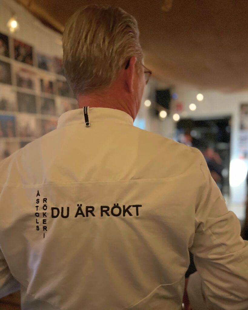 Person med skjorta: "ÅSTOLS RÖKERI DU ÄR RÖKT".