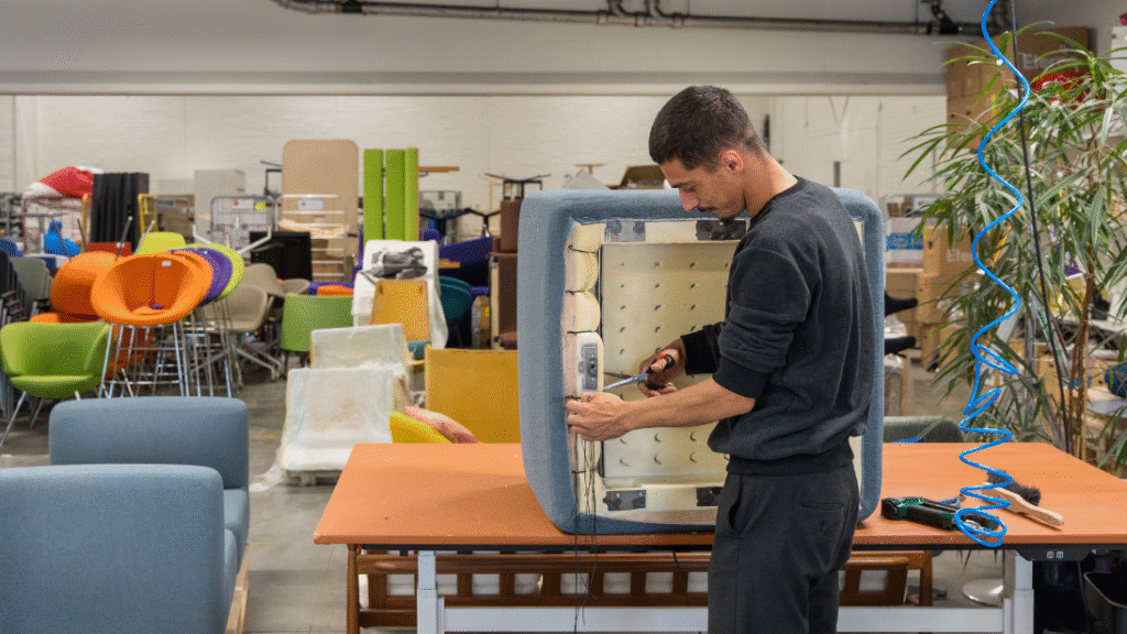 PTV klär om en blå fåtölj i Rekomos lager.