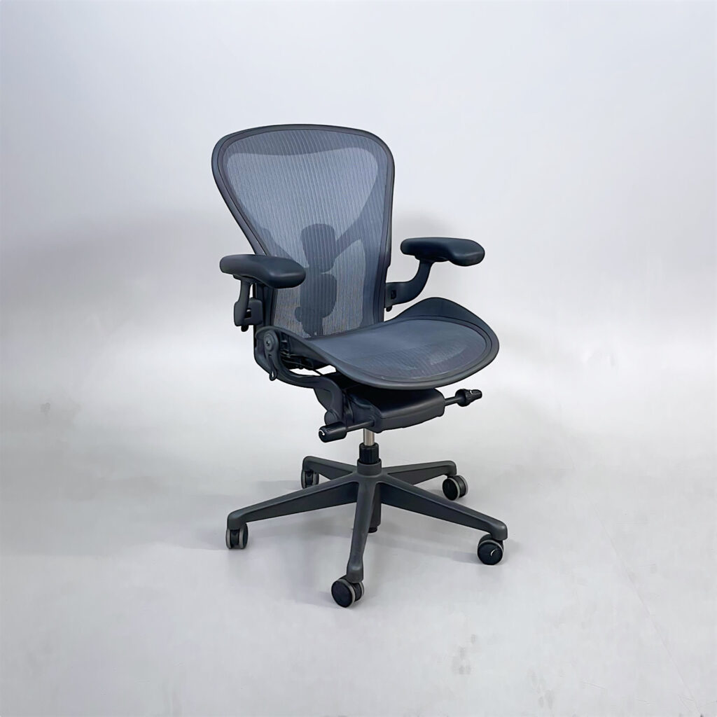 En modern kontorsstol i meshtyg med ergonomisk design och hjul.