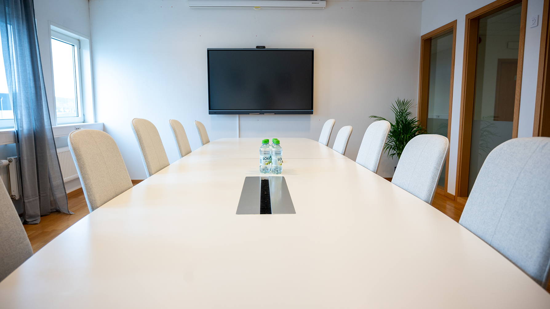 Ett stort konferensbord på Ahlsells nya kontor