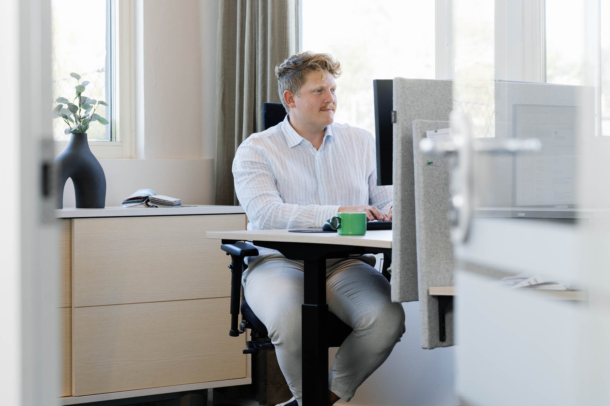 Är begagnade kontorsmöbler billigare än nya?