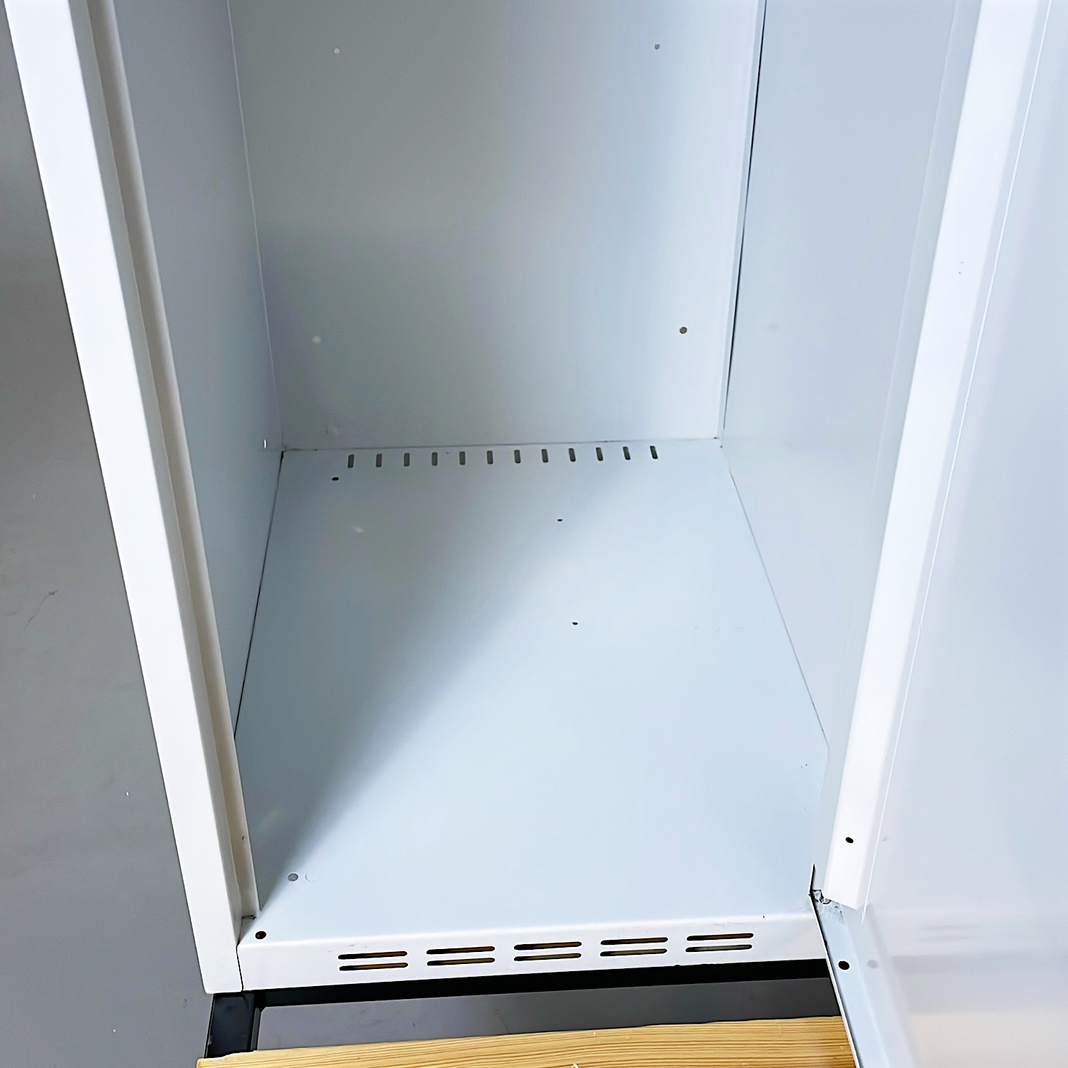 Galleribild #4 för Omklädningsskåp 3 dörrar – 1200mm