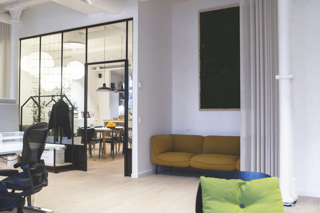 Öppet kontorslandskap med återbrukade skrivbord och arbetsstolar hos nxtedition. Foto Axel Ohm