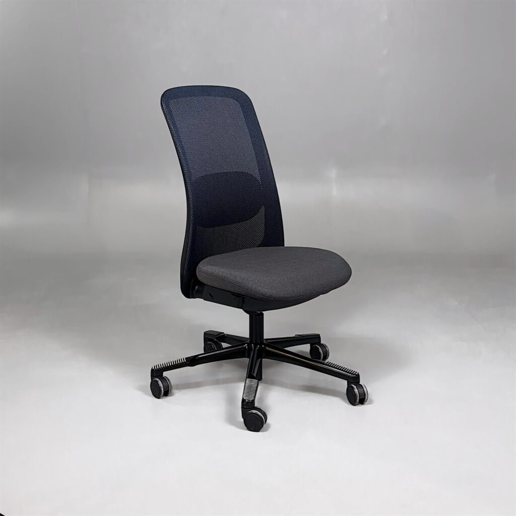 En enkel kontorsstol med nätrygg och svart underrede.