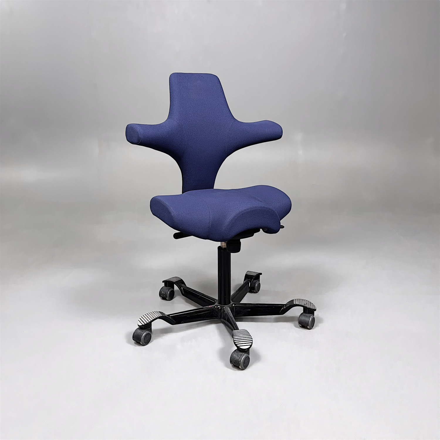 Sadelstol Capisco 8106