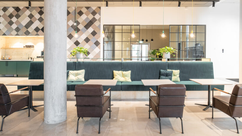 Kontorsmiljö från Corem (fd Klövern) i Stockholm - ett projekt där White Arkitekter och Rekomo samarbetade. Foto Anders Bobert