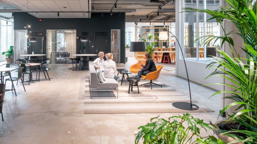 Kontorsmiljö från Corem (fd Klövern) i Stockholm - ett projekt där White Arkitekter och Rekomo samarbetade. Foto Anders Bobert