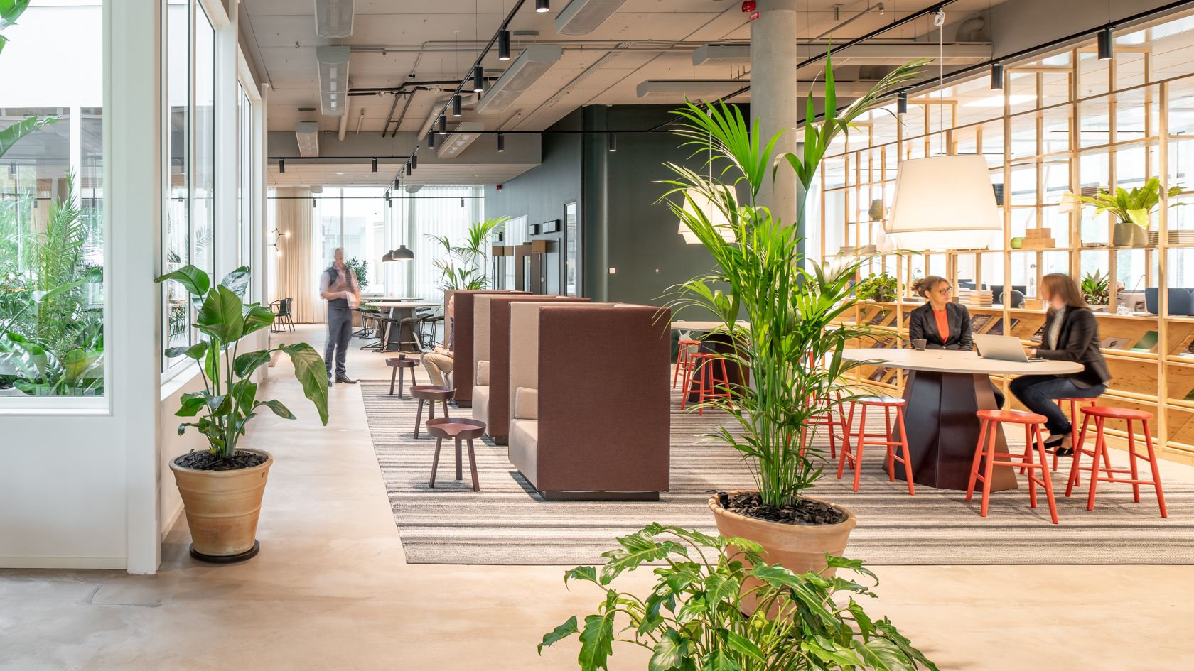 Kontorsmiljö från Corem (fd Klövern) i Stockholm - ett projekt där White Arkitekter och Rekomo samarbetade. Foto Anders Bobert