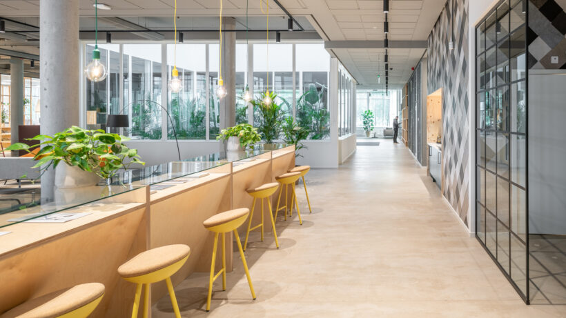 Kontorsmiljö från Corem (fd Klövern) i Stockholm - ett projekt där White Arkitekter och Rekomo samarbetade. Foto Anders Bobert