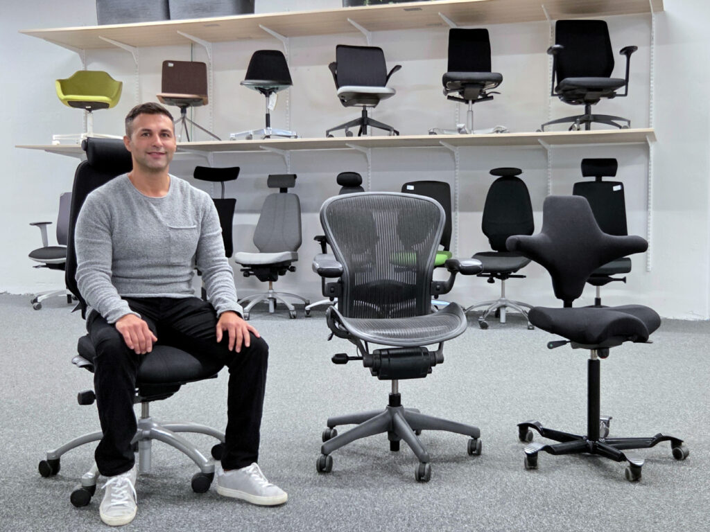 Mohammed Nasrollah på Rekomo testar begagnade kontorsstolar, en RH Logic 400, en Herman Miller Aeron och en HÅG Capisco i Rekomos showroom.