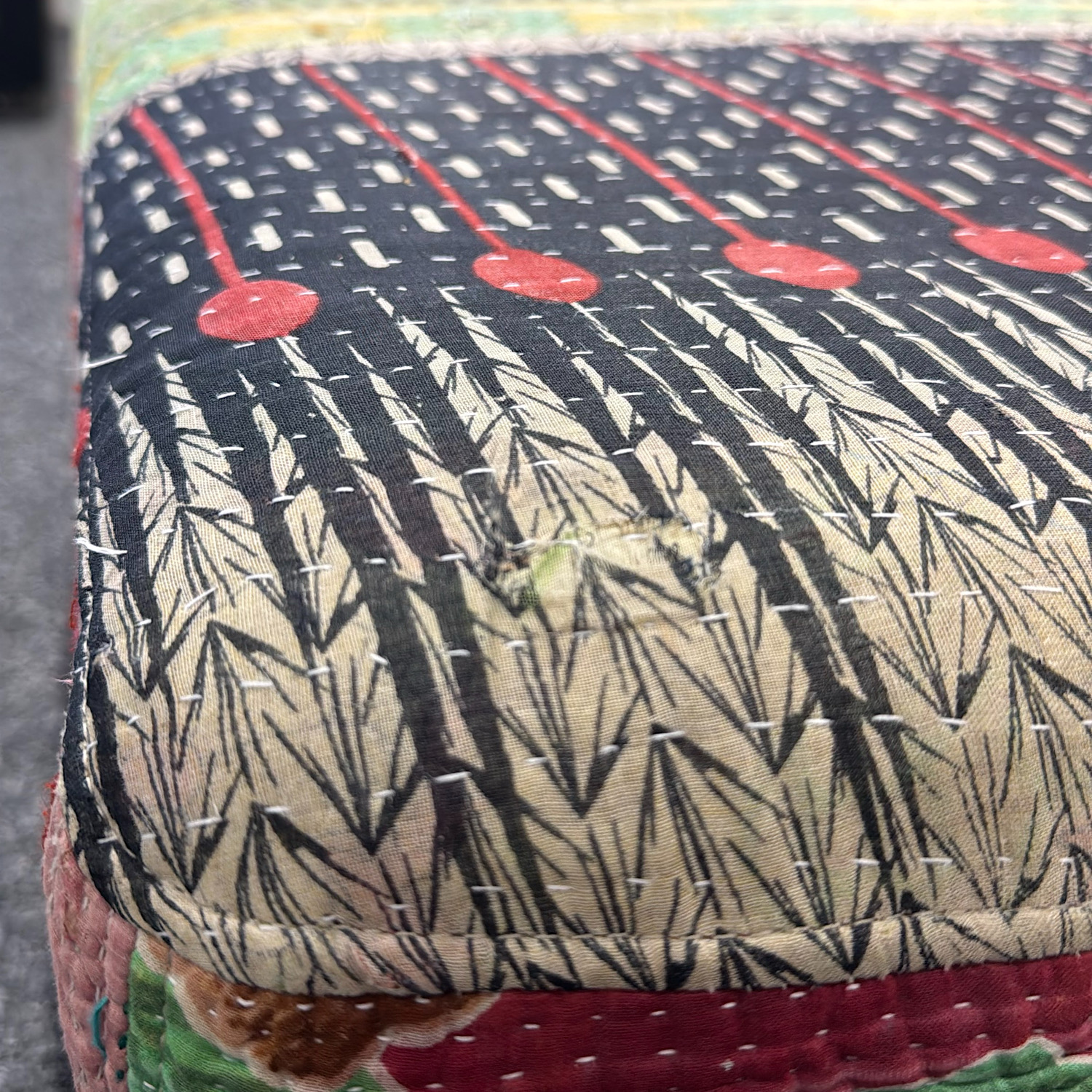Galleribild #4 för Sittpuff Antique quilt Ottoman