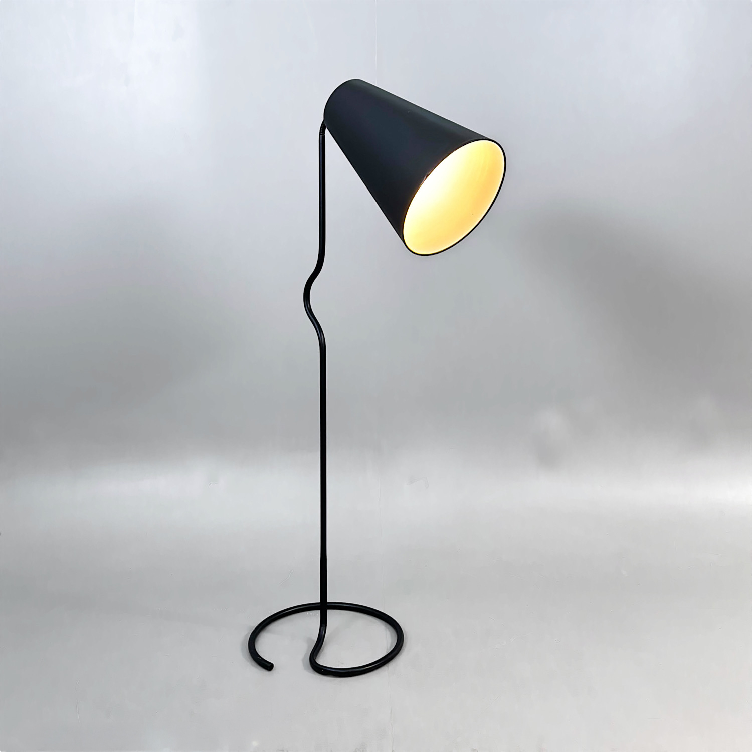 Galleribild #1 för Golvlampa Bender