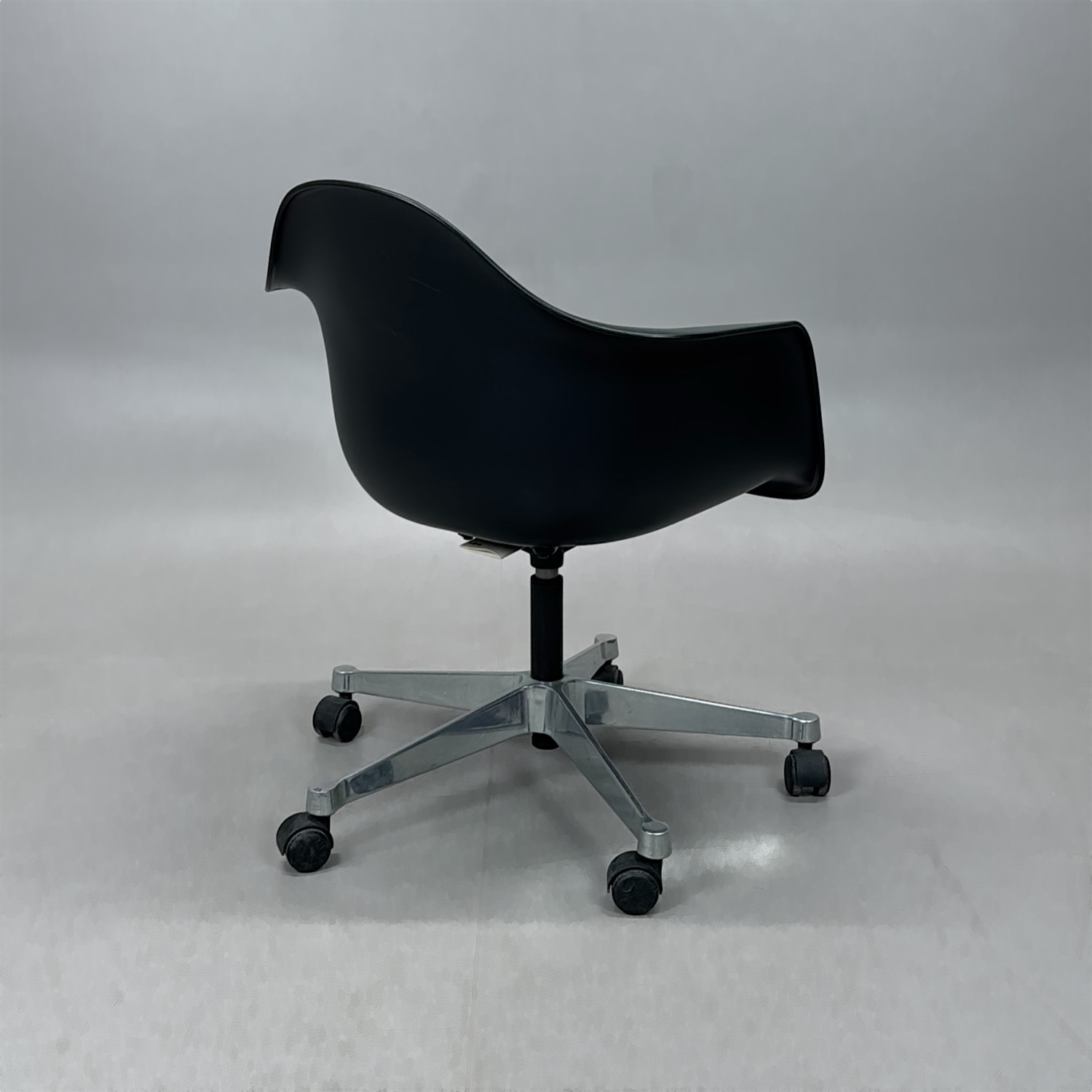 Galleribild #2 för Konferensstol Eames Plastic Armchair PACC | Svart
