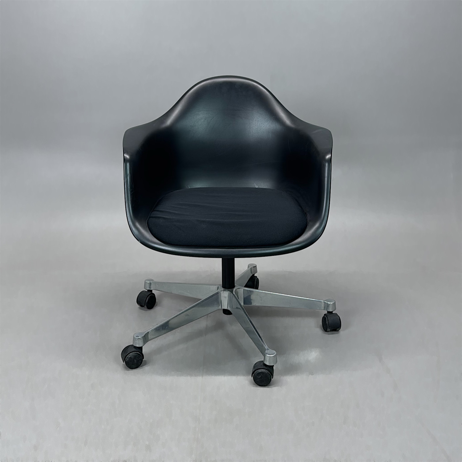 Galleribild #1 för Konferensstol Eames Plastic Armchair PACC | Svart