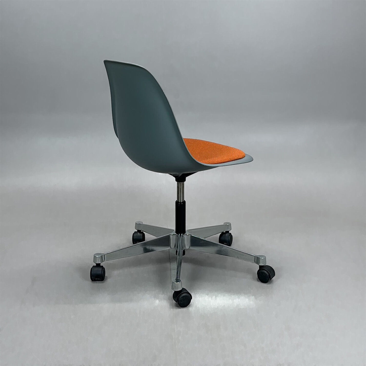 Galleribild #2 för Konferensstol Eames Plastic Side Chair PSCC | Grå/orange