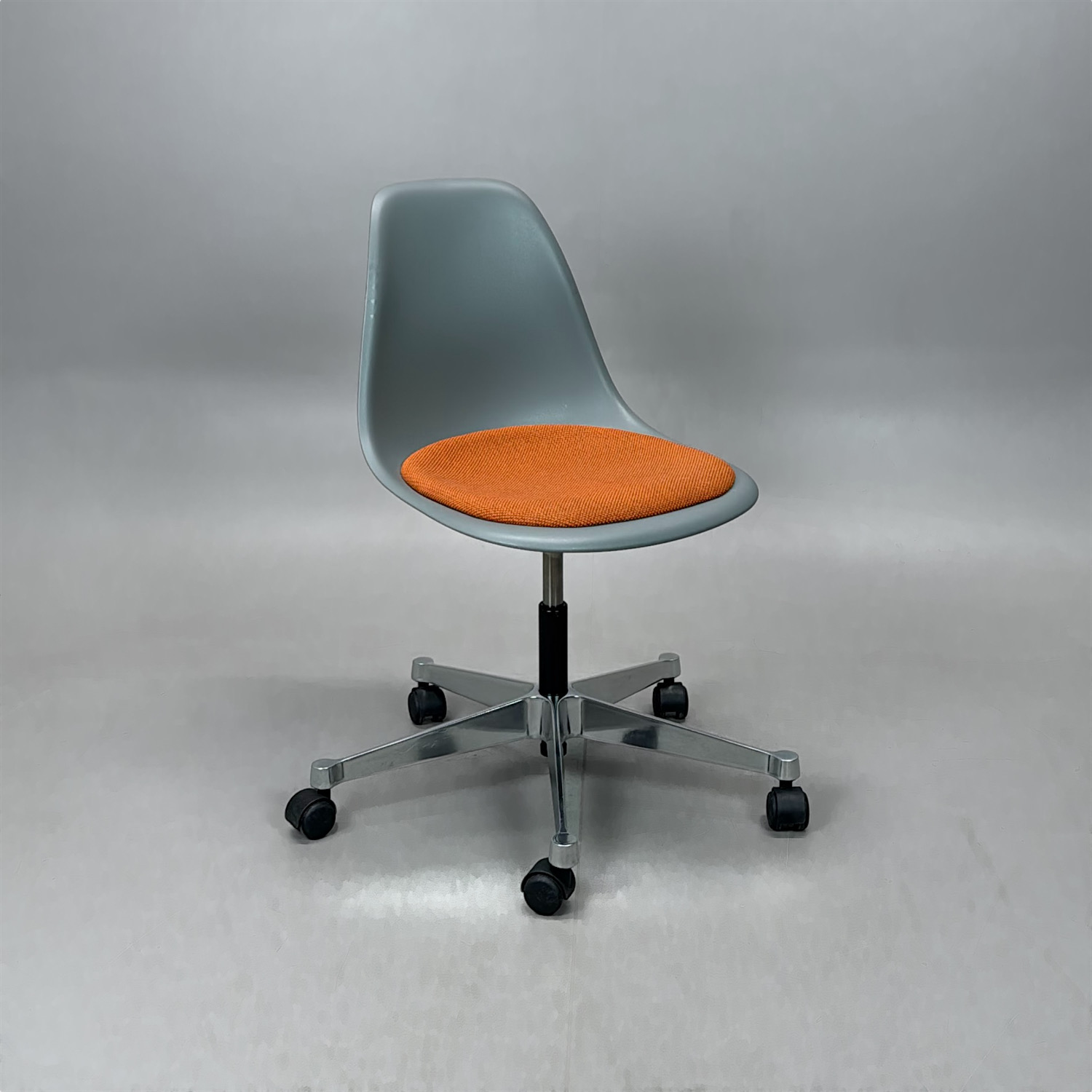 Konferensstol Eames Plastic Side Chair PSCC | Grå/orange